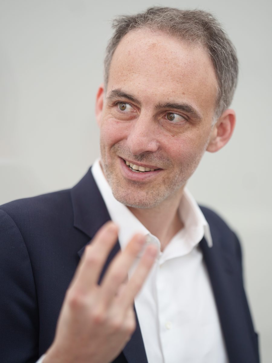 Portrait de Raphaël Glucksmann, candidat à la présidentielle 2027